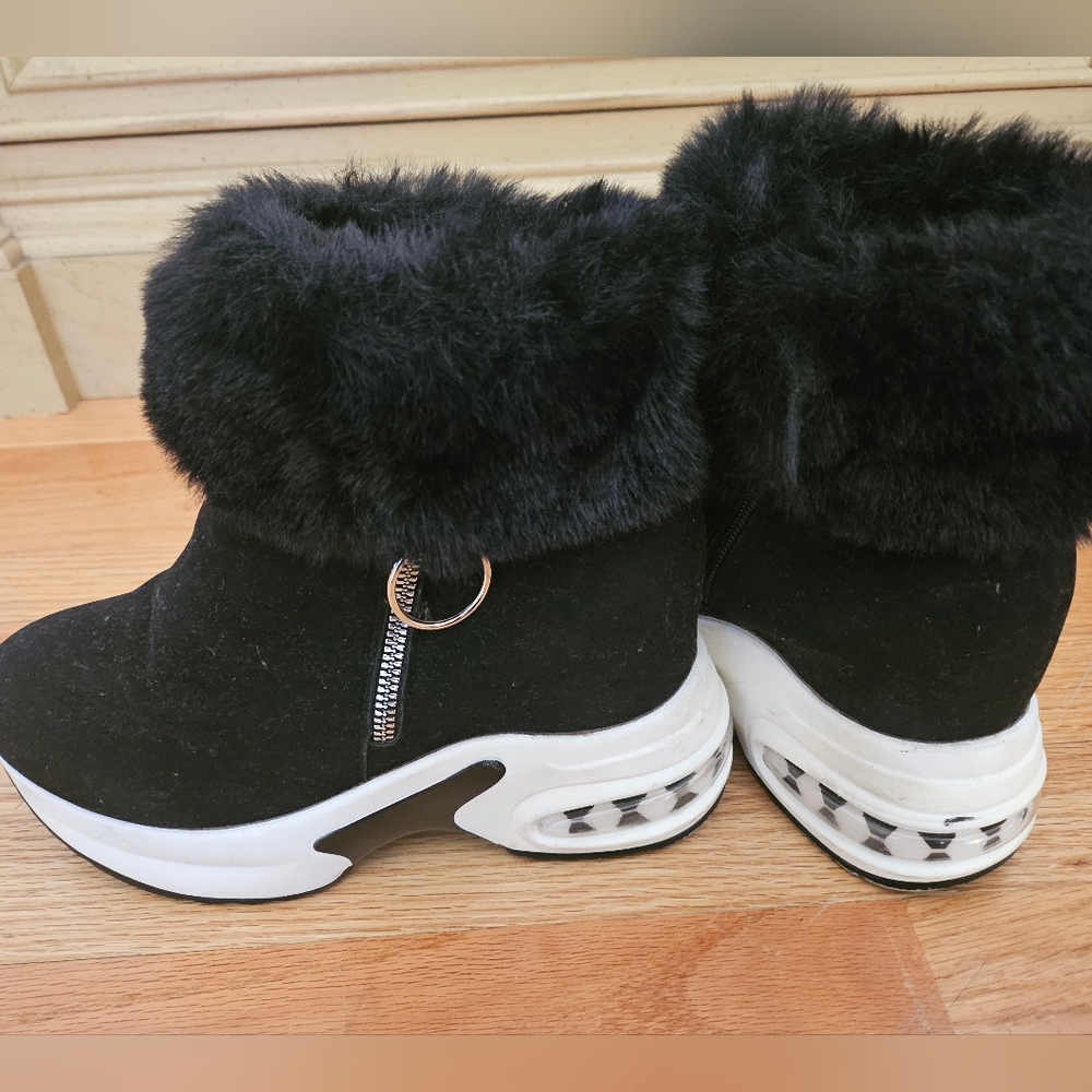 Women's Wedge Style Platform With A Sporty  Sneaker Like Look Size 40